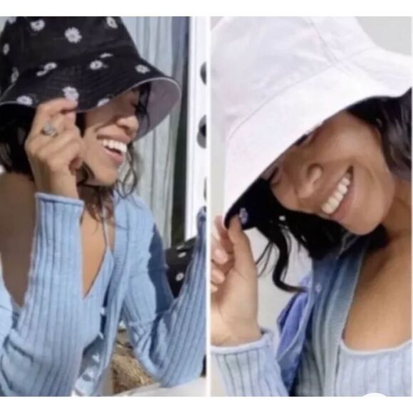 NWT Alex + Olivia Daisy Print Reversible Bucket Hat Black / White One Size - Picture 2 of 10